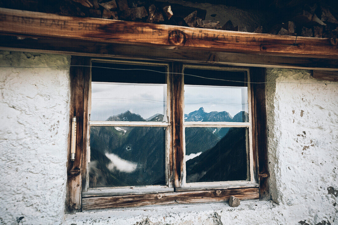 Almfenster mit Bergspiegelung, ,E5, Alpenüberquerung, 2. Etappe, Lechtal, Holzgau, Tirol, Österreich, Kemptner Hütte zur Memminger Hütte