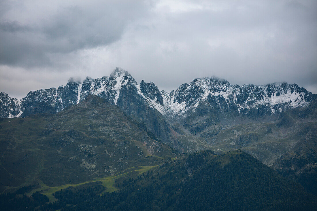 Bergkette der Alpenüberquerung,E5, Alpenüberquerung, 4. Etappe, Skihütte Zams, Pitztal, Lacheralm, Wenns, Gletscherstube,  Österreich, Zams zur Braunschweiger Hütte