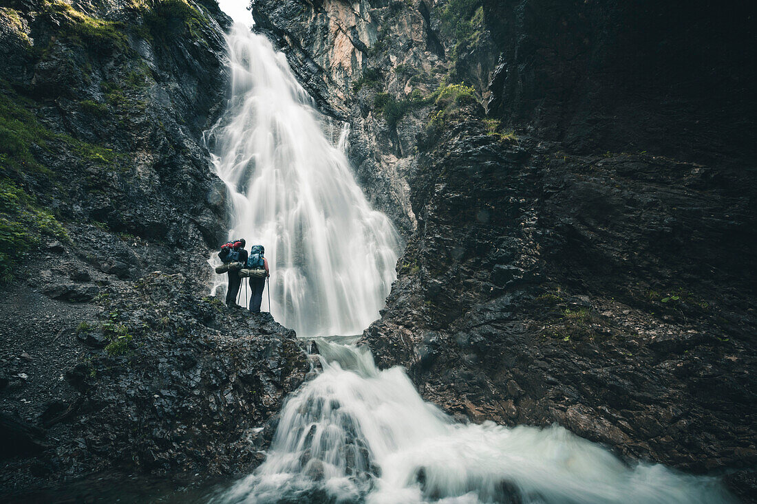 Wanderer vor dem Simms Wasserfall, E5, Alpenüberquerung, 2. Etappe, Lechtal, Holzgau, Tirol, Österreich, Kemptner Hütte zur Memminger Hütte