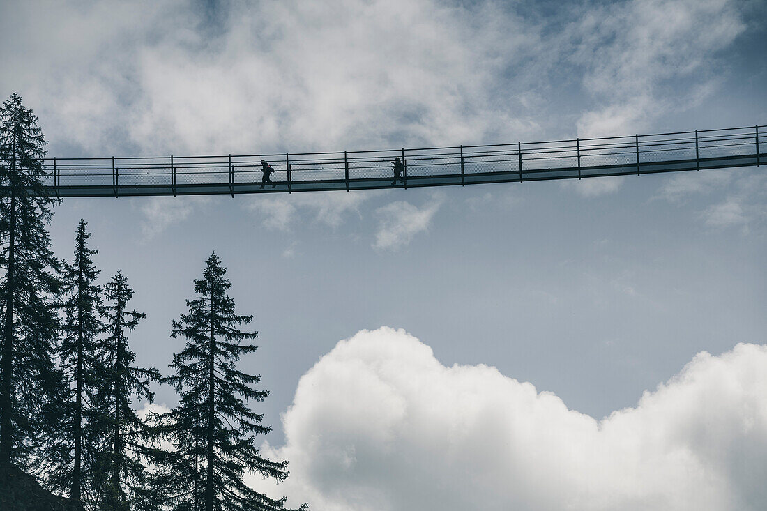 Wanderer auf der Hängebrücke bei Holzgau, E5, Alpenüberquerung, 2. Etappe, Lechtal, Holzgau, Tirol, Österreich, Kemptner Hütte zur Memminger Hütte