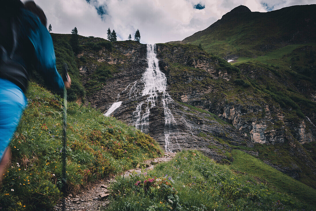 Wanderin beim Aufstieg richtung Wasserfall, E5, Alpenüberquerung, 2. Etappe, Lechtal, Holzgau, Tirol, Österreich, Kemptner Hütte zur Memminger Hütte