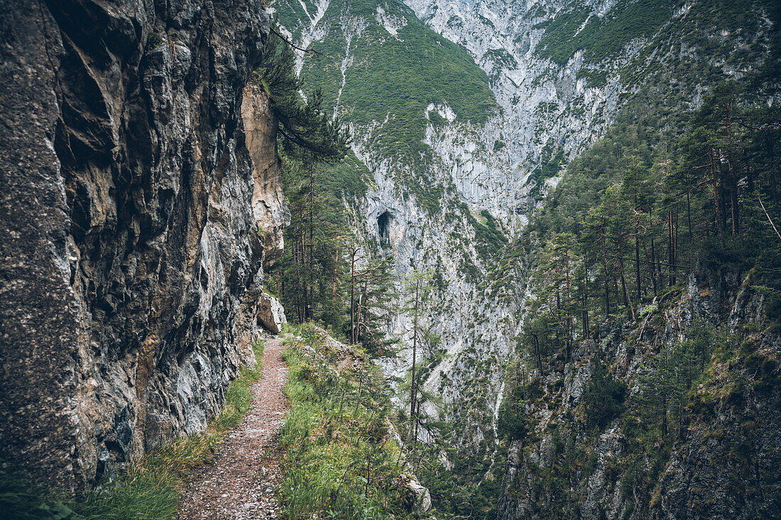 Fernwanderweg entlang einer Felswand,E5, Alpenüberquerung, 3. Etappe, Seescharte, Inntal, Tirol, Österreich, Memminger Hütte zur Unterloch Alm