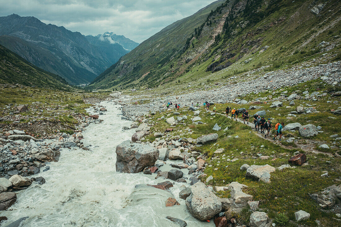 Wandergruppe auf Fernwanderweg neben einem Gebirgsbach,E5, Alpenüberquerung, 4. Etappe, Skihütte Zams, Pitztal, Lacheralm, Wenns, Gletscherstube,  Österreich, Zams zur Braunschweiger Hütte