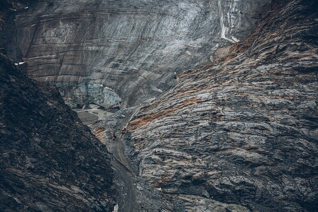 Construction trucks in front of a glacier wall, E5, Alpenüberquerung, 4th stage, Skihütte Zams,Pitztal,Lacheralm, Wenns, Gletscherstube, Zams to  Braunschweiger Hütte, tyrol, austria, Alps