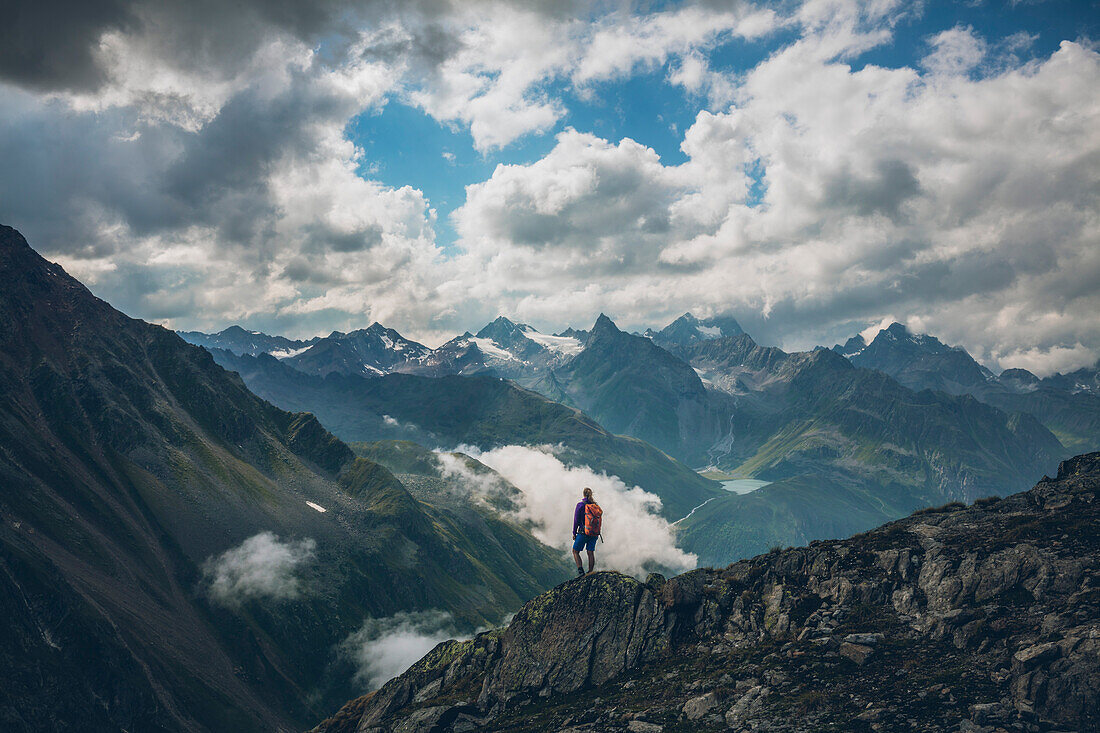 Bergsteigerin genießt Ausblick im Pitztal,E5, Alpenüberquerung, 4. Etappe, Skihütte Zams, Pitztal, Lacheralm, Wenns, Gletscherstube,  Österreich, Zams zur Braunschweiger Hütte