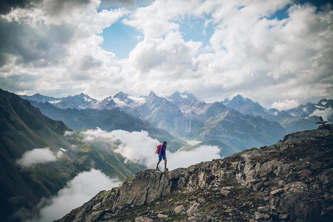 Bergsteigerin beim Aufstieg im Pitztal,E5, Alpenüberquerung, 4. Etappe, Skihütte Zams, Pitztal, Lacheralm, Wenns, Gletscherstube,  Österreich, Zams zur Braunschweiger Hütte