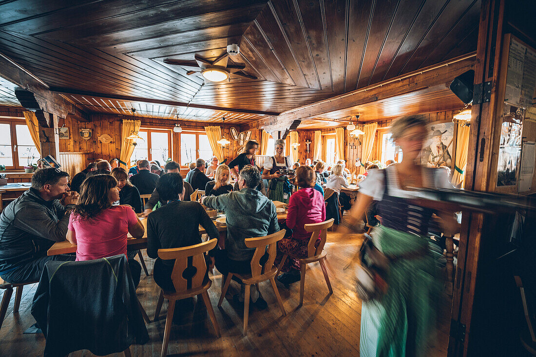 Hüttenbewirtung auf der Braunschweiger Hütte, E5, Alpenüberquerung, 4. Etappe, Skihütte Zams, Pitztal, Lacheralm, Wenns, Gletscherstube,  Österreich, Zams zur Braunschweiger Hütte