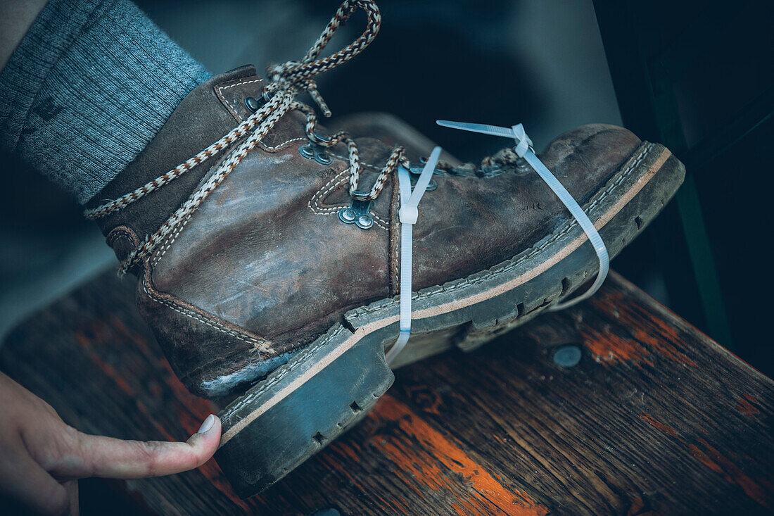 Broken mountain shoe with cable ties, E5, Alpenüberquerung, 4th stage, Skihütte Zams,Pitztal,Lacheralm, Wenns, Gletscherstube, Zams to  Braunschweiger Hütte, tyrol, austria, Alps