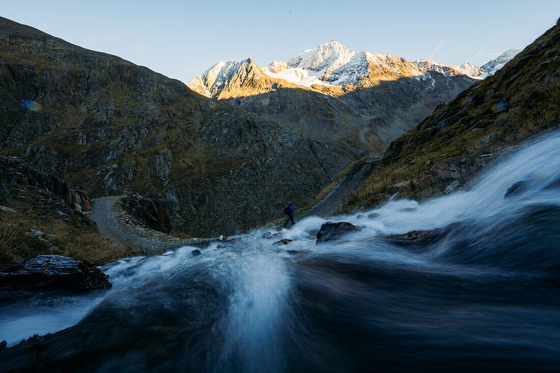 Wasserfall mit Wanderer im Hintergrund, E5, Alpenüberquerung, 6. Etappe,Vent, Niederjochbach,Similaun Hütte, Schnalstal, Vernagt Stausee,Meran