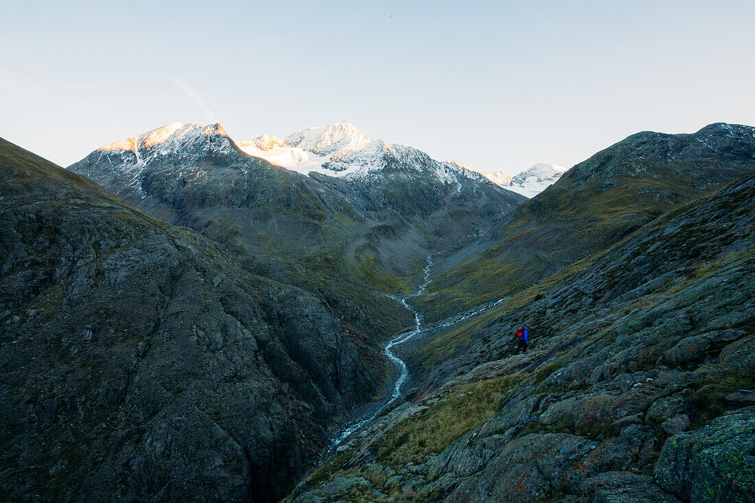 Wanderer auf Fernwanderweg am Biederjochbach,E5, Alpenüberquerung, 6. Etappe,Vent, Niederjochbach,Similaun Hütte, Schnalstal,   Vernagt Stausee,Meran