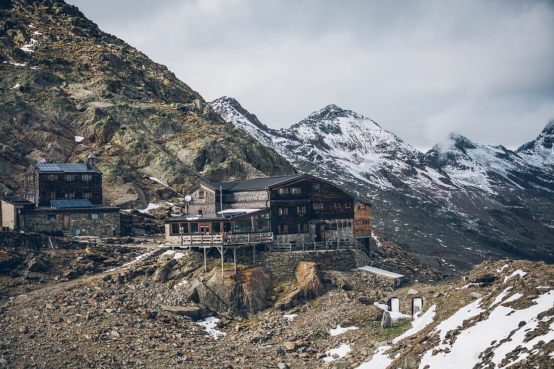 Similaun Hütte mit Bergpanorama,E5, Alpenüberquerung, 6. Etappe,Vent, Niederjochbach,Similaun Hütte, Schnalstal,   Vernagt Stausee,Meran