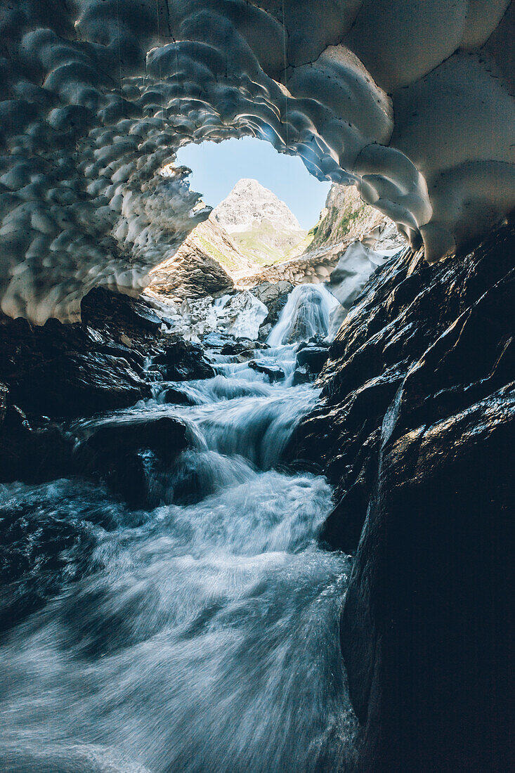 Bergfluss durch Altschneehöhle, E5, Alpenüberquerung, 1. Etappe Sperbachtobel, Kemptner Hütte, Allgäu, Deutschland