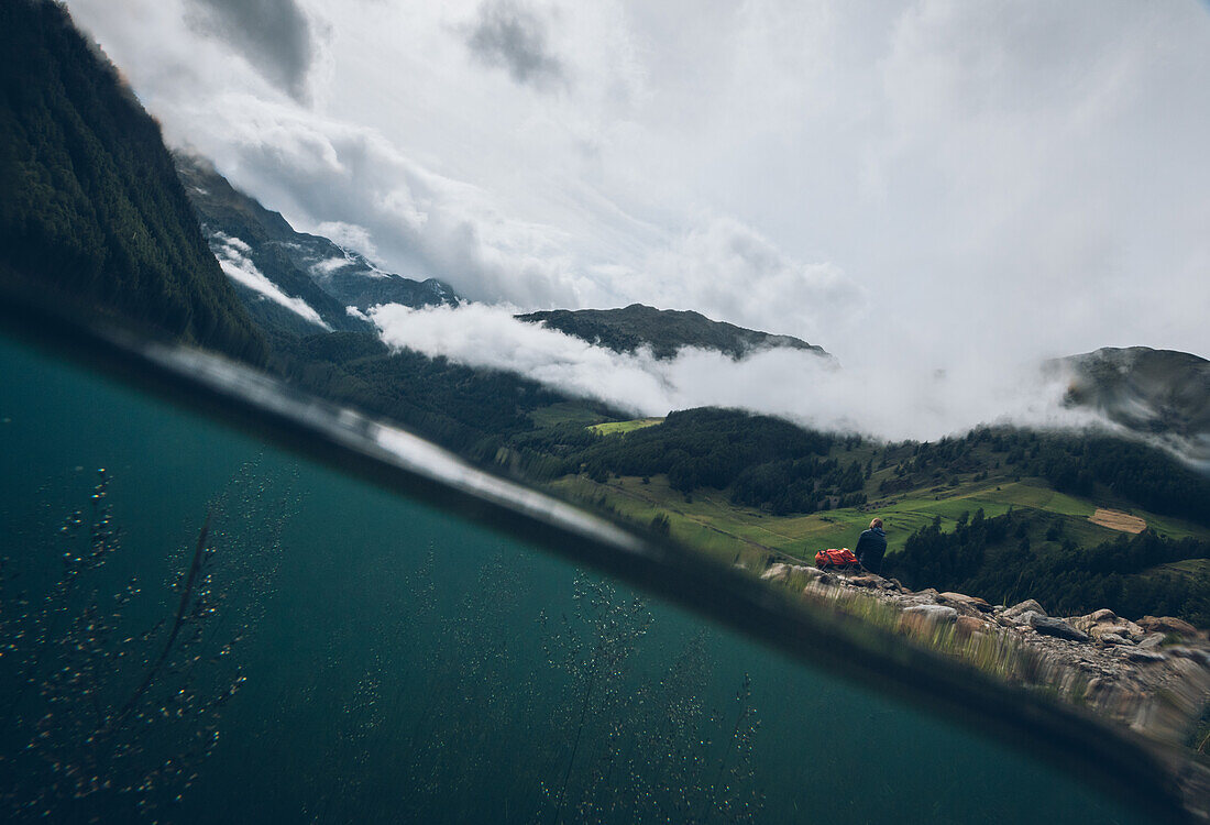 Bergsteigerin genießt Ausblick am Vernagt Stausee bei nebliger Stimmung,E5, Alpenüberquerung, 6. Etappe,Vent, Niederjochbach,Similaun Hütte, Schnalstal,   Vernagt Stausee,Meran