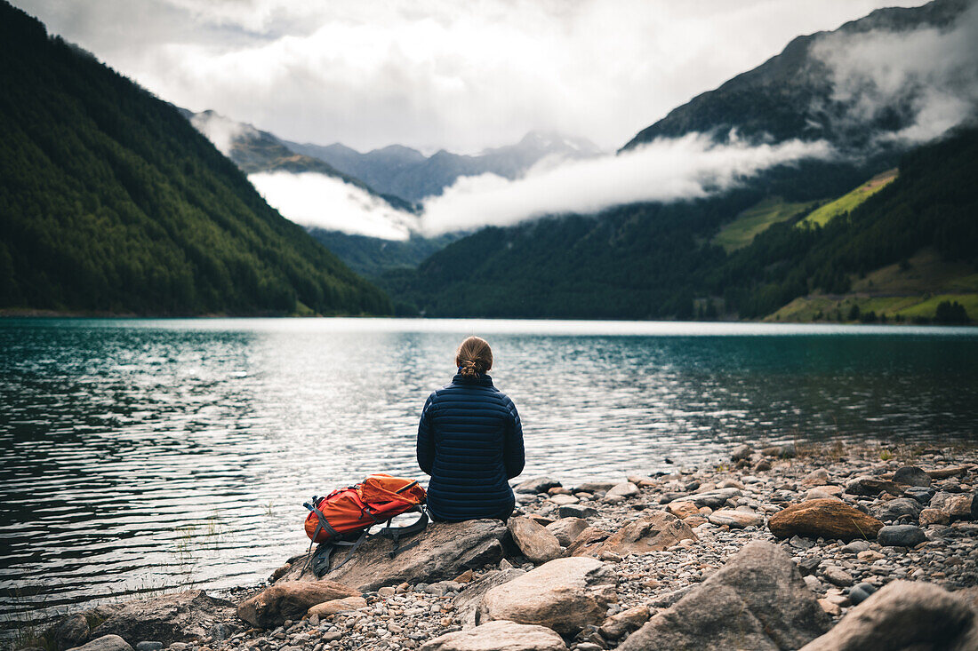 Bergsteigerin genießt Ausblick am Vernagt Stausee bei nebliger Stimmung,E5, Alpenüberquerung, 6. Etappe,Vent, Niederjochbach,Similaun Hütte, Schnalstal,   Vernagt Stausee,Meran