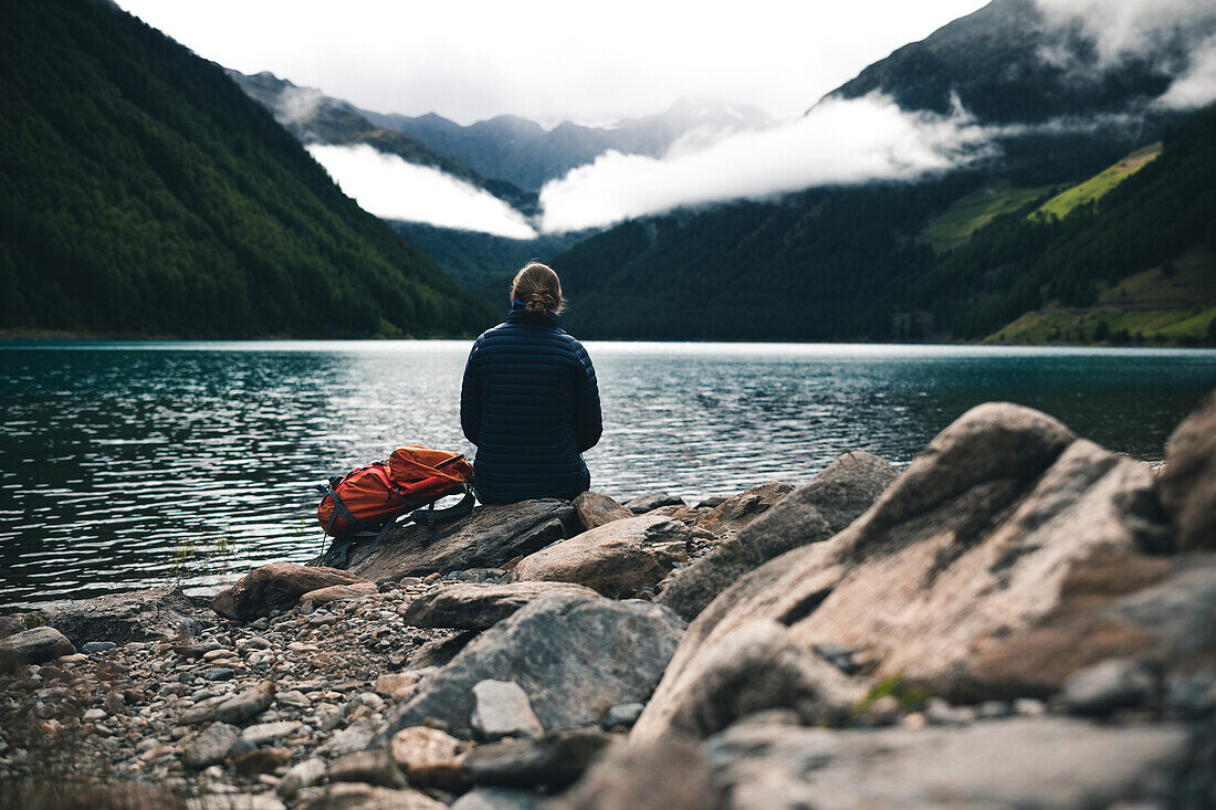 Bergsteigerin genießt Ausblick am Vernagt Stausee bei nebliger Stimmung,E5, Alpenüberquerung, 6. Etappe,Vent, Niederjochbach,Similaun Hütte, Schnalstal,   Vernagt Stausee,Meran