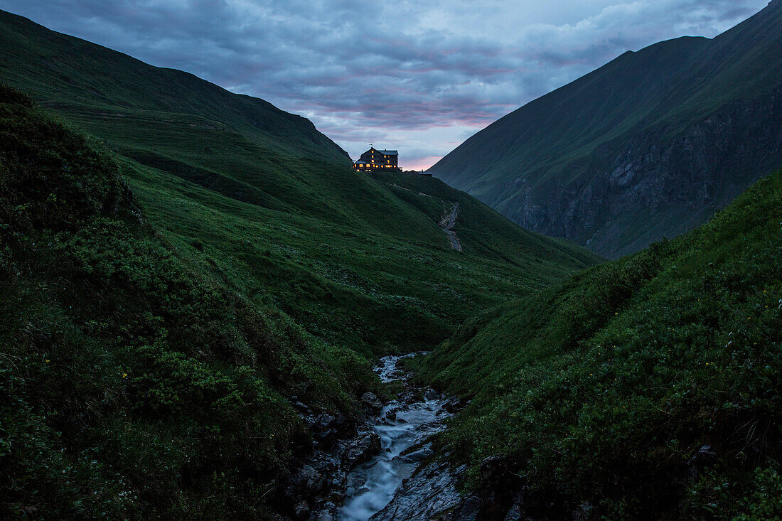 Blick zur Kemptner Hütte bei Abendstimmung, E5, Alpenüberquerung, 1. Etappe Sperbachtobel, Kemptner Hütte, Allgäu, Deutschland