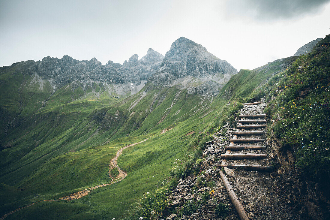 Wanderweg mit Treppen,E5, Alpenüberquerung, 1. Etappe Sperbachtobel, Kemptner Hütte, Allgäu, Deutschland