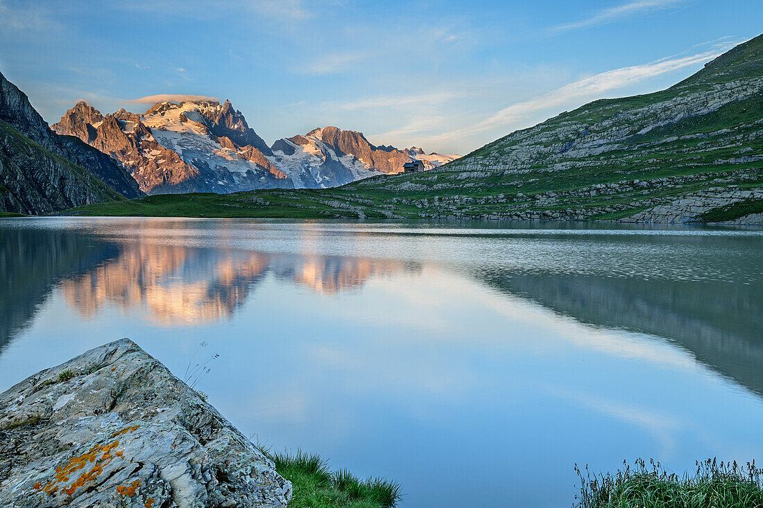 Lake Lac du Goléon with Meije in Ecrins region in alpenglow, lake Lac du Goléon, National Park Ecrins, Dauphine, Dauphiné, Hautes Alpes, France