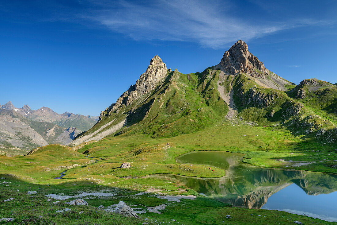 See Lac Cerces mit Blick auf Pic de la Ceinture und Pointe de la Fourche, Lac Cerces, Dauphine, Dauphiné, Hautes Alpes, Frankreich