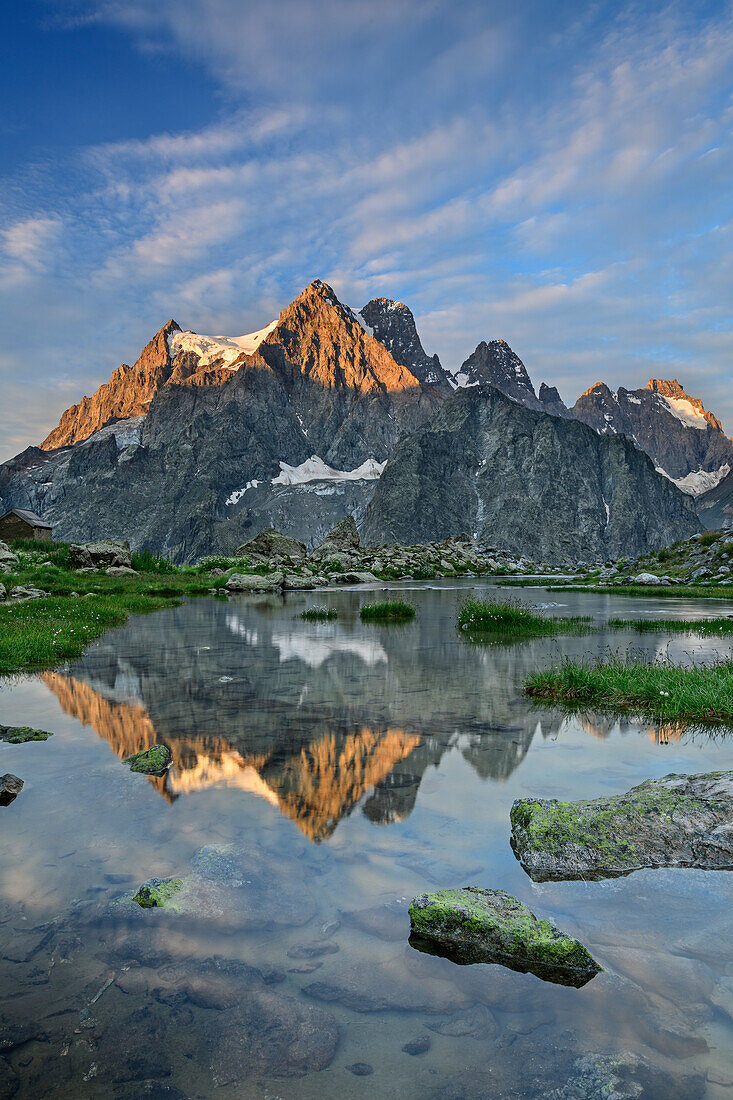 Mont Pelvoux im Alpenglühen spiegelt sich in See, Aufstieg zum Refuge Glacier Blanc, Ecrins, Nationalpark Ecrins, Dauphine, Dauphiné, Hautes Alpes, Frankreich