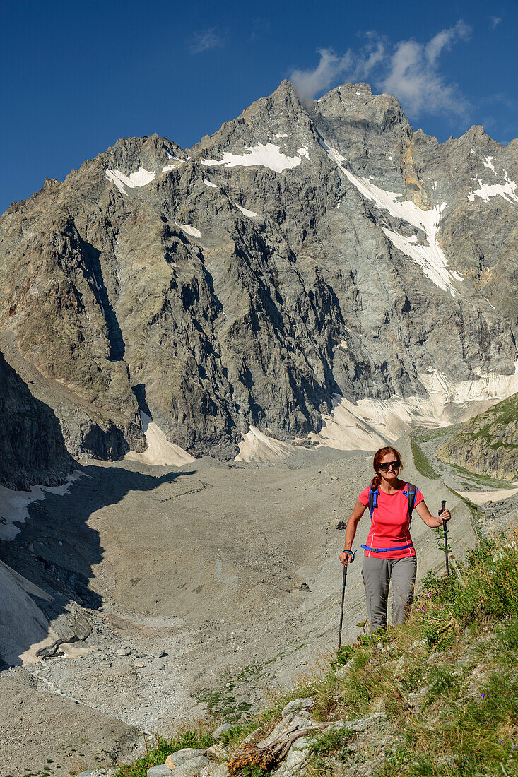 Woman hiking with Pic Coolidge in background, ascend to hut Refuge Glacier Blanc, Ecrins, National Park Ecrins, Dauphine, Dauphiné, Hautes Alpes, France