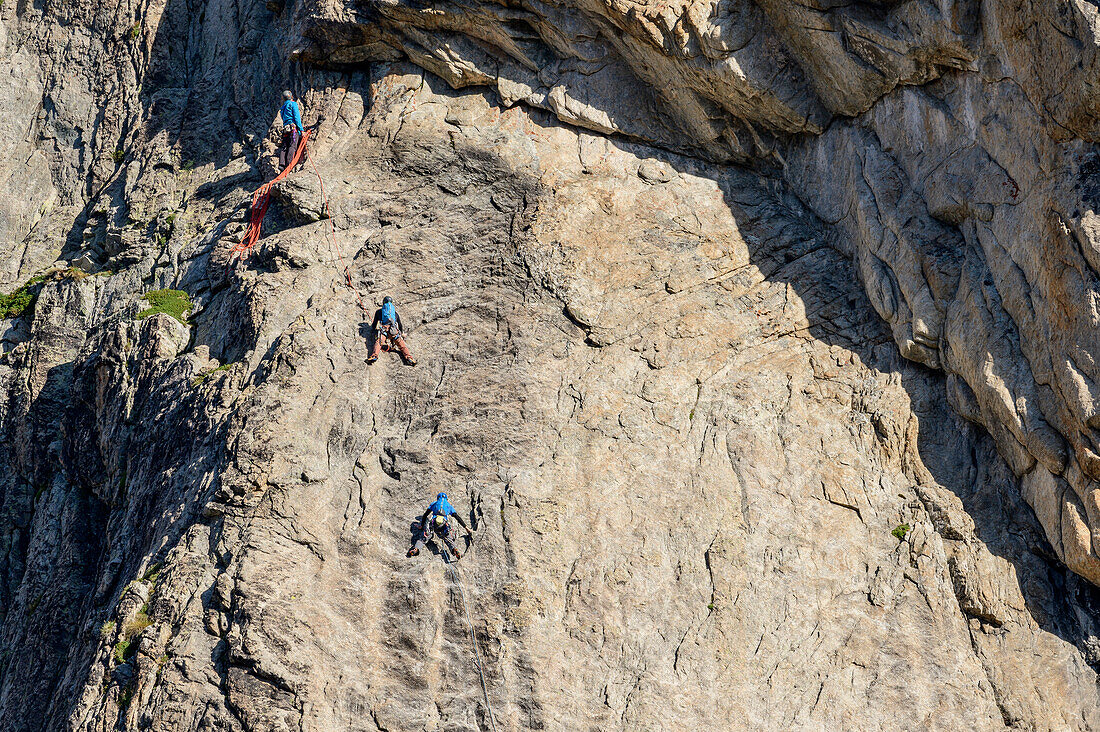 Drei Personen klettern an Aiguille Dibona, Refuge du Soreiller, Ecrins, Nationalpark Ecrins, Dauphine, Dauphiné, Hautes Alpes, Frankreich
