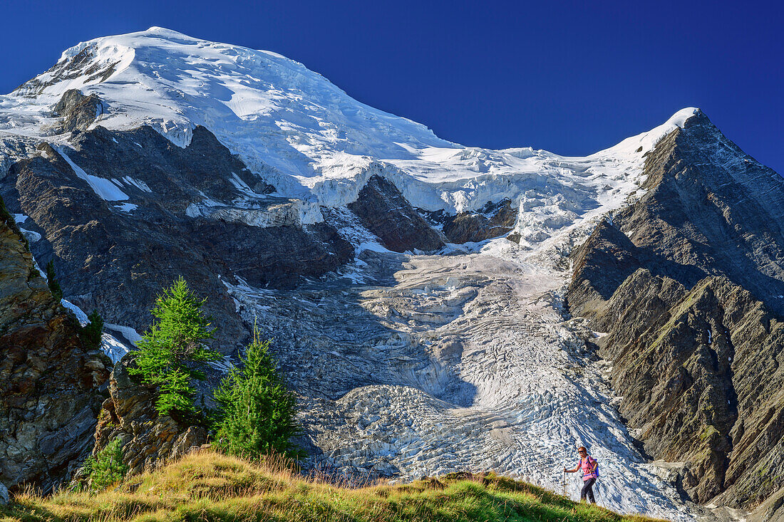 Frau wandert über Wiesenrücken, Mont Blanc im Hintergrund, Pyramide, Mont Blanc, Grajische Alpen, Savoyer Alpen, Haute-Savoie, Frankreich