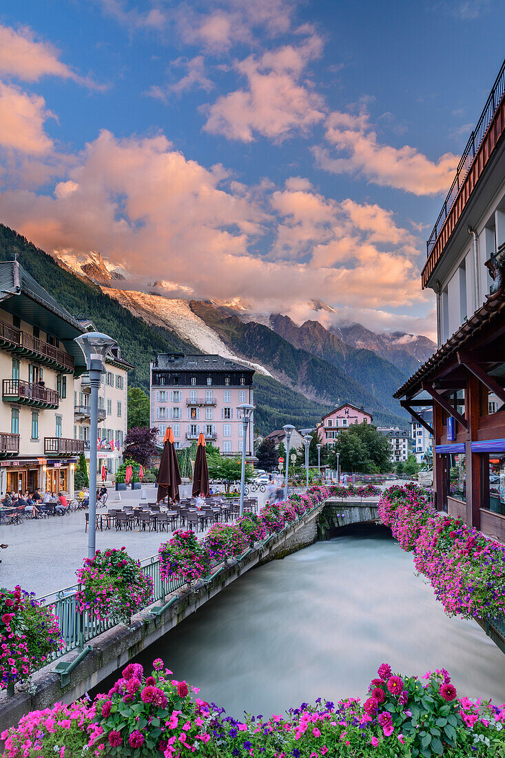 Chamonix mit Fluss Arve und Wolkenstimmung über Mont Blanc, Chamonix, Grajische Alpen, Savoyer Alpen, Haute-Savoie, Frankreich