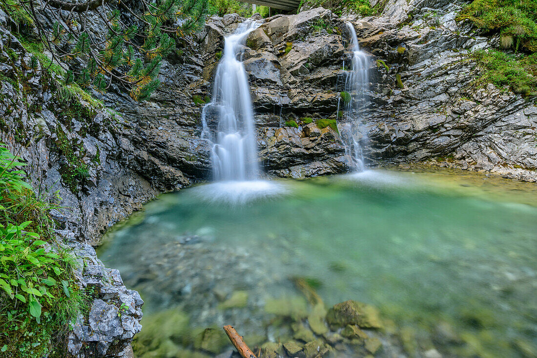 Lech fließt über Wasserfall in Gumpen, Lech, Lechweg, Lechquellengebirge, Vorarlberg, Österreich