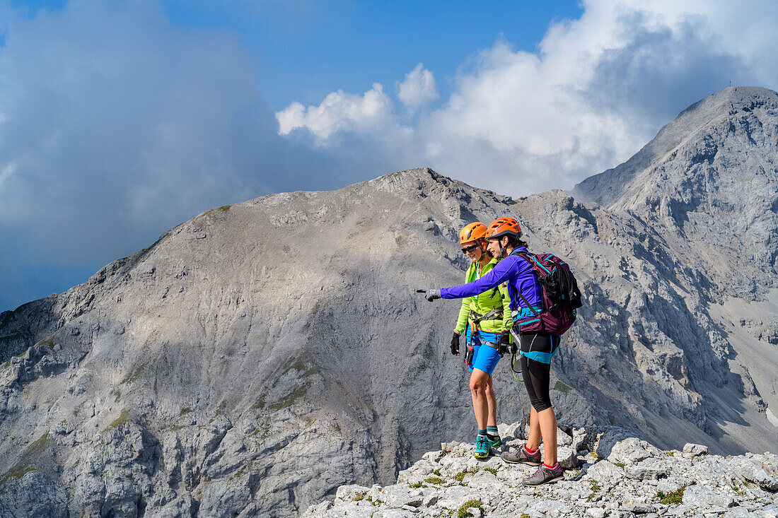 Zwei Frauen am Klettersteig betrachten Berglandschaft, Eselstein, Dachstein, Steiermark, Österreich