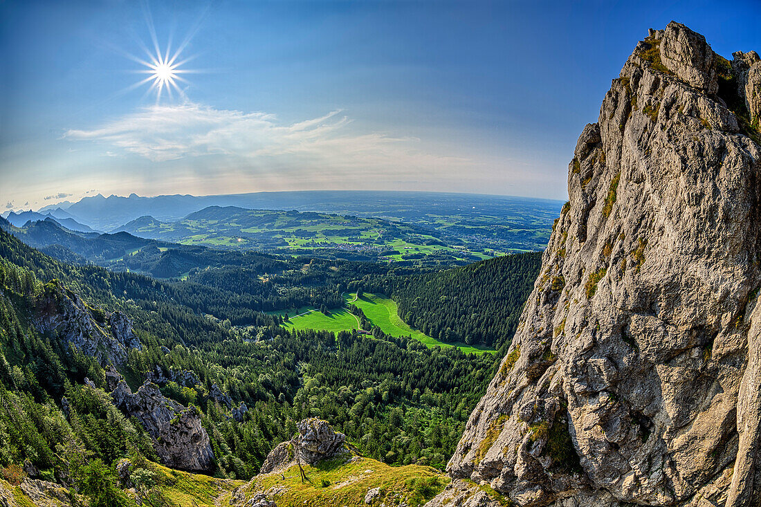 Blick an Felswand vorbei auf Samerberg und Mangfallgebirge, Hochries, Chiemgauer Alpen, Chiemgau, Oberbayern, Bayern, Deutschland