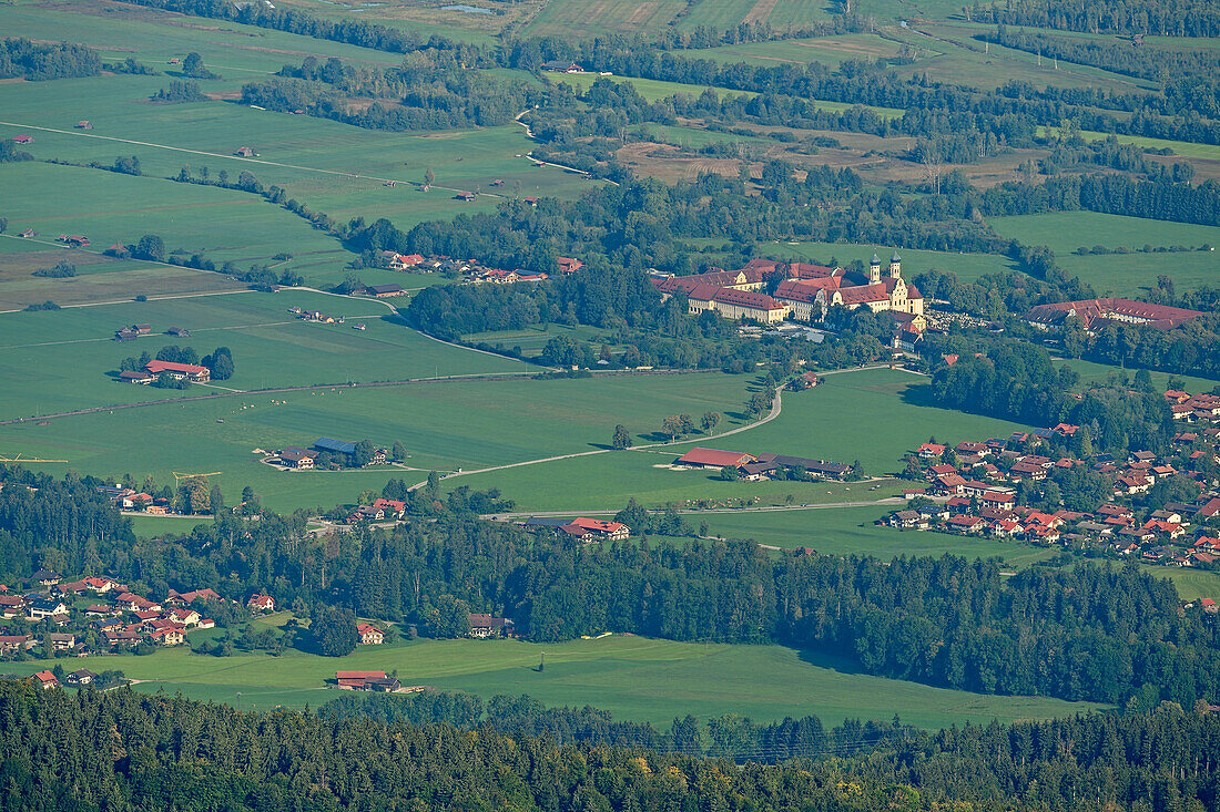 Tiefblick auf Kloster Benediktbeuern, von der Benediktenwand, Bayerische Alpen, Oberbayern, Bayern, Deutschland
