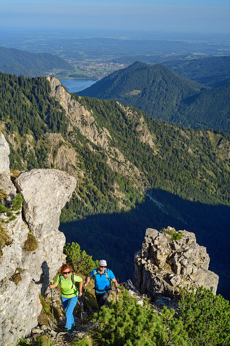 Mann und Frau beim Wandern steigen zur Aiplspitze auf, Aiplspitze, Mangfallgebirge, Bayerische Alpen, Oberbayern, Bayern, Deutschland