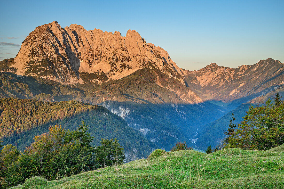 Wilder Kaiser in the dawn, from behind a mountain, Wilder Kaiser, Kaiser mountains, Tyrol, Austria
