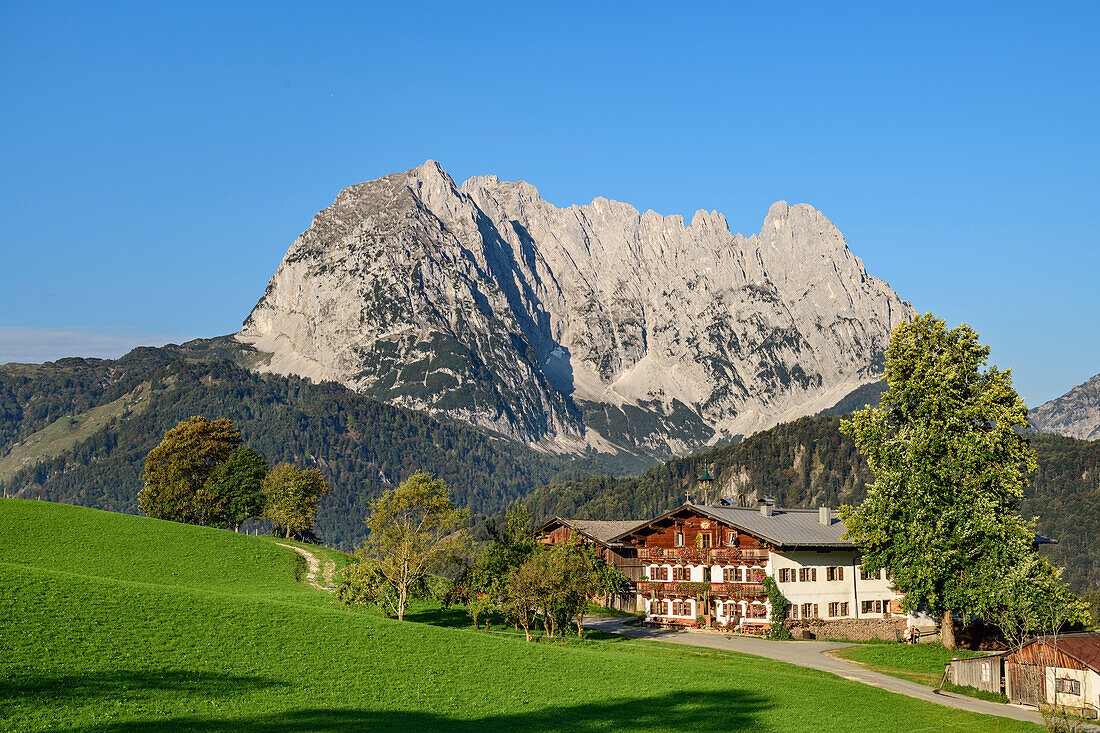 Bauernhof mit Wilder Kaiser im Hintergrund, von Hinterberg, Wilder Kaiser, Kaisergebirge, Tirol, Österreich