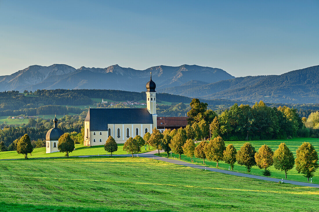 Kirche von Wilparting mit Mangfallgebirge im Hintergrund, Wilparting, Irschenberg, Oberbayern, Bayern, Deutschland