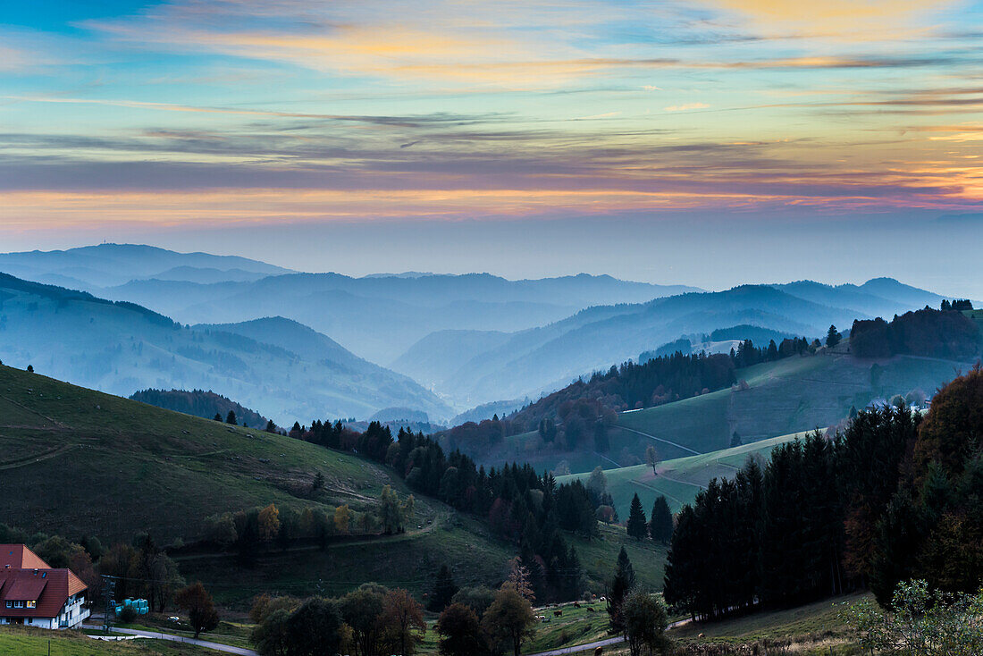 Ausblick auf hügelige Landschaft, teils bewaldet, Abendlicht, Schauinsland, Schwarzwald, Baden-Württemberg, Deutschland