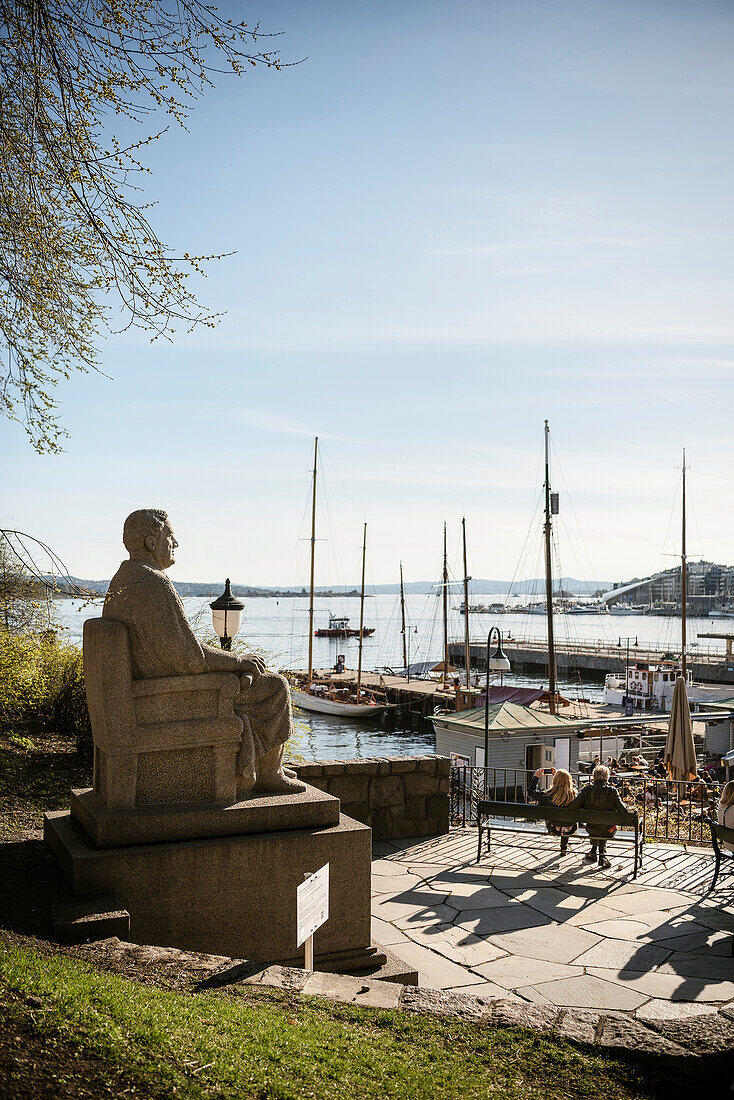 Franklin D. Roosevelt Stein Statue blickt von Akershus Festung auf Oslofjord, Oslo, Norwegen, Skandinavien, Europa