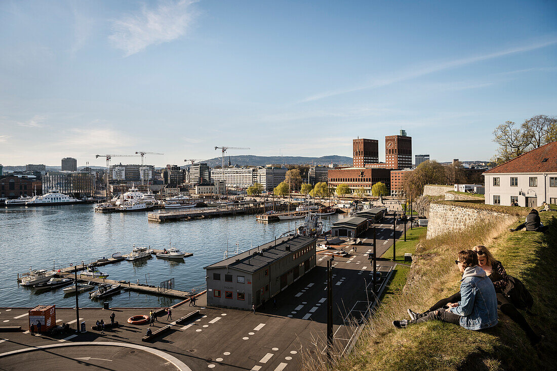 Personen genießen den Blick von Akershus Festung auf Oslofjord und das Rathaus, Oslo, Norwegen, Skandinavien, Europa