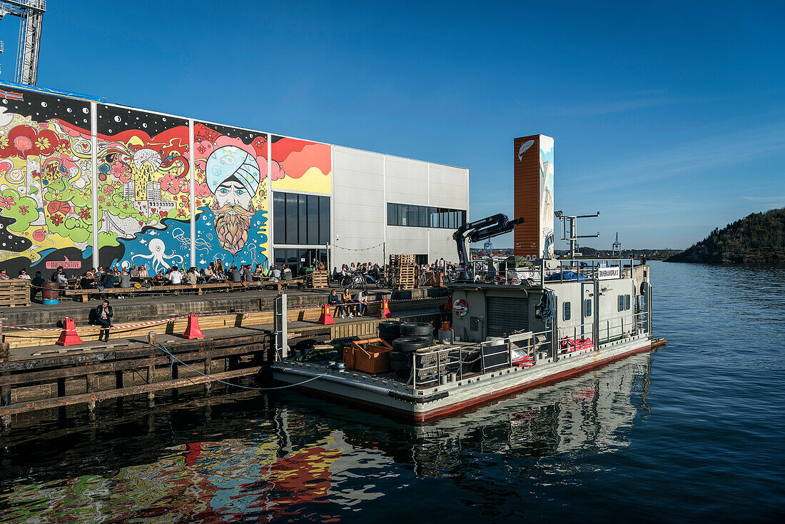 Menschen genießen die Sonne am Szene Treff am Hafen von Oslo, Wandbilder & Graffiti, Oslofjord, Norwegen, Skandinavien, Europa