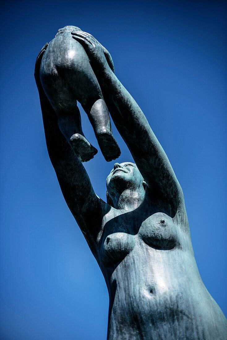 Skulptur einer nackten Frau die ihr Baby in den Himmel hebt, der Vigeland Skulpturenpark des Bildhauers Gustav Vigeland, Frognerpark, Oslo, Norwegen, Skandinavien, Europa