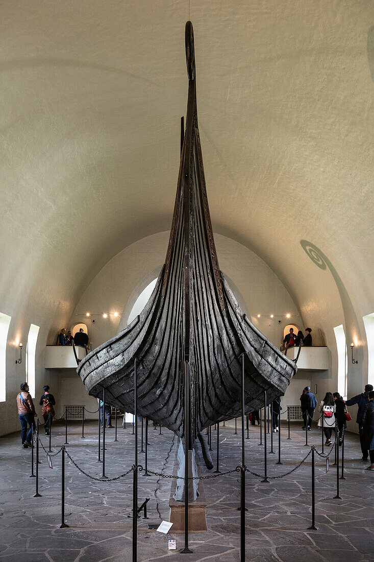 Wikinger Schiff im Wikingerschiffhaus Museum Vikingskipshuset in Oslo, Norwegen, Skandinavien, Europa