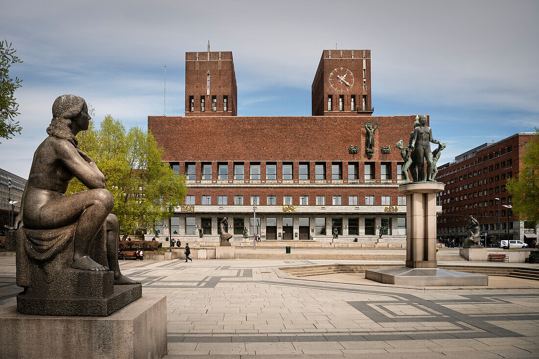 nackte Stein Skulptur vor dem Osloer Rathaus, Oslo, Norwegen, Skandinavien, Europa