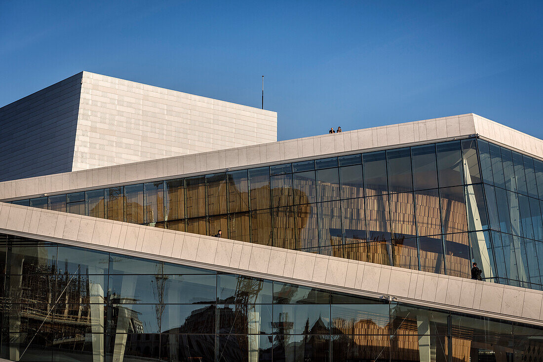 zwei Personen genießen Blick vom Dach der Oper, das Neue Opernhaus in Oslo, Norwegen, Skandinavien, Europa