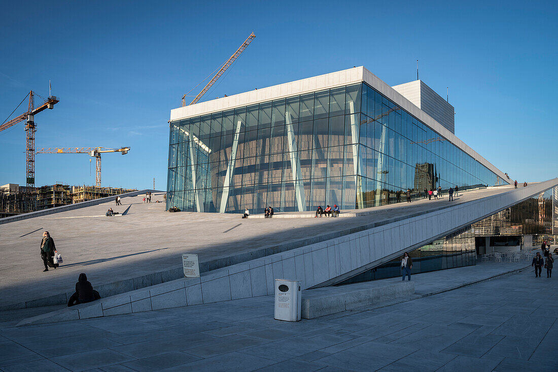 Menschen laufen und sitzen auf dem Dach der Oper, das Neue Opernhaus in Oslo, Norwegen, Skandinavien, Europa