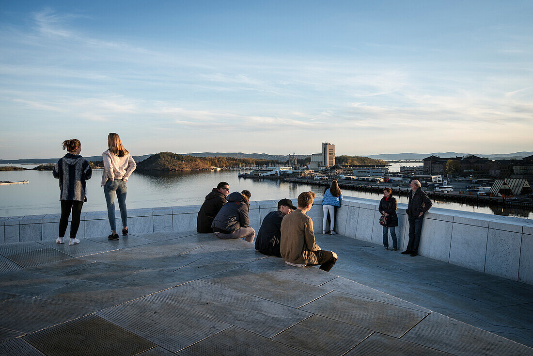 überwiegend jugendliche Personen genießen den Ausblick vom der Dach der Oper auf den umliegenden Oslofjord, das Neue Opernhaus in Oslo, Norwegen, Skandinavien, Europa