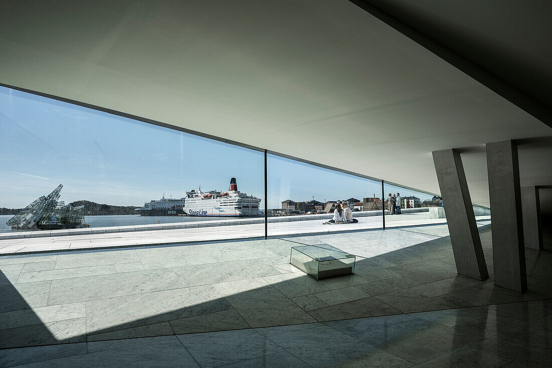 Blick auf Grundstein, Skulptur Hun ligger im Hafenbecken und Schiffe, Innenaufnahme Oper, das Neue Opernhaus in Oslo, Norwegen, Skandinavien, Europa