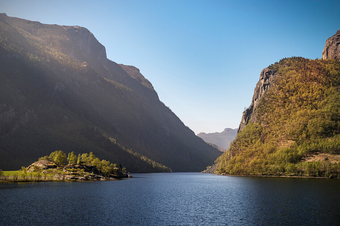 der See Eidavatnet mündet in den Lysefjord, Forsand, Rogaland Provinz, Norwegen, Skandinavien, Europa