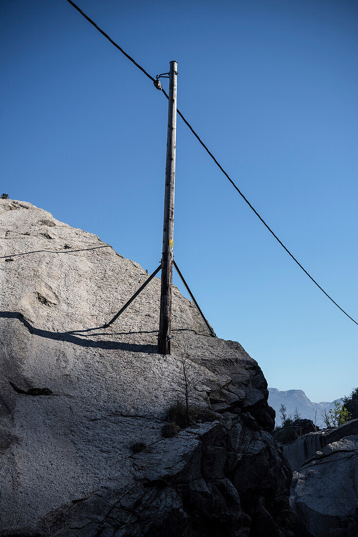 Strommast in Fels verbaut am Lysefjord, Forsand, Rogaland Provinz, Norwegen, Skandinavien, Europa