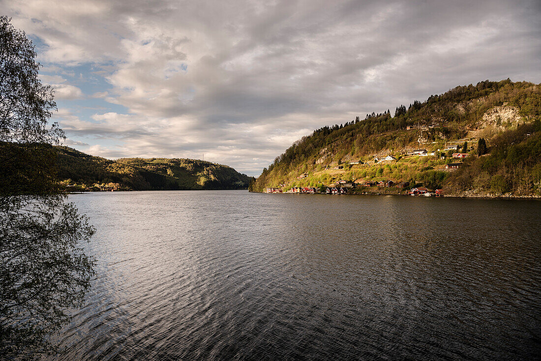 Ferienhäuser an einem Fjord in Norwegen, Skandinavien, Europa